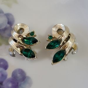 LISNER Gold tone green rhinestone clip on earrings vintage glamour
